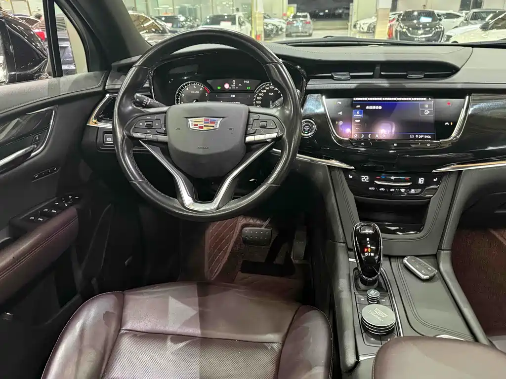 CADILLAC XT6