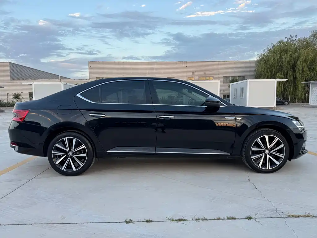 Skoda Superb — миниатюра 4