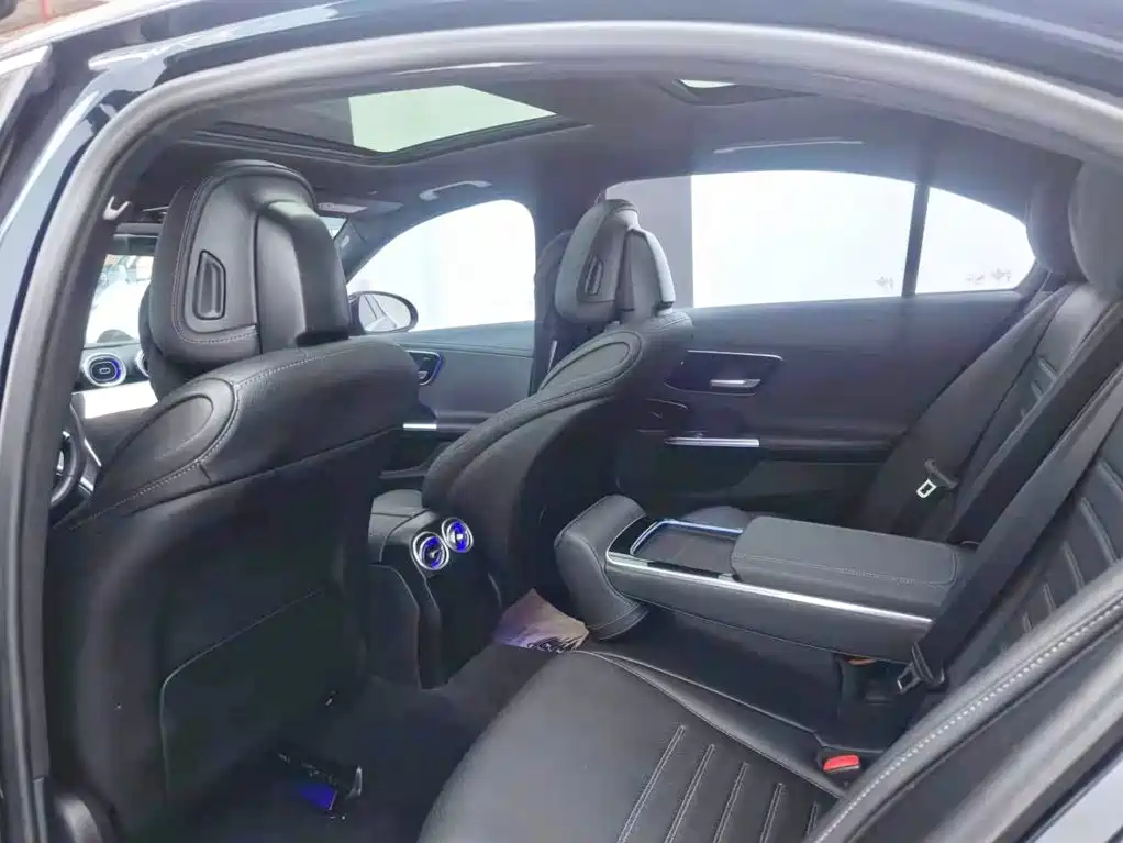Mercedes-Benz C-Class — миниатюра 6