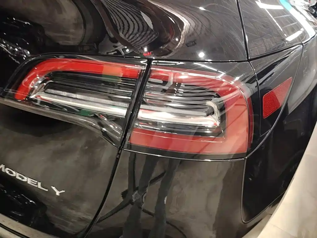 Tesla Model Y — миниатюра 8