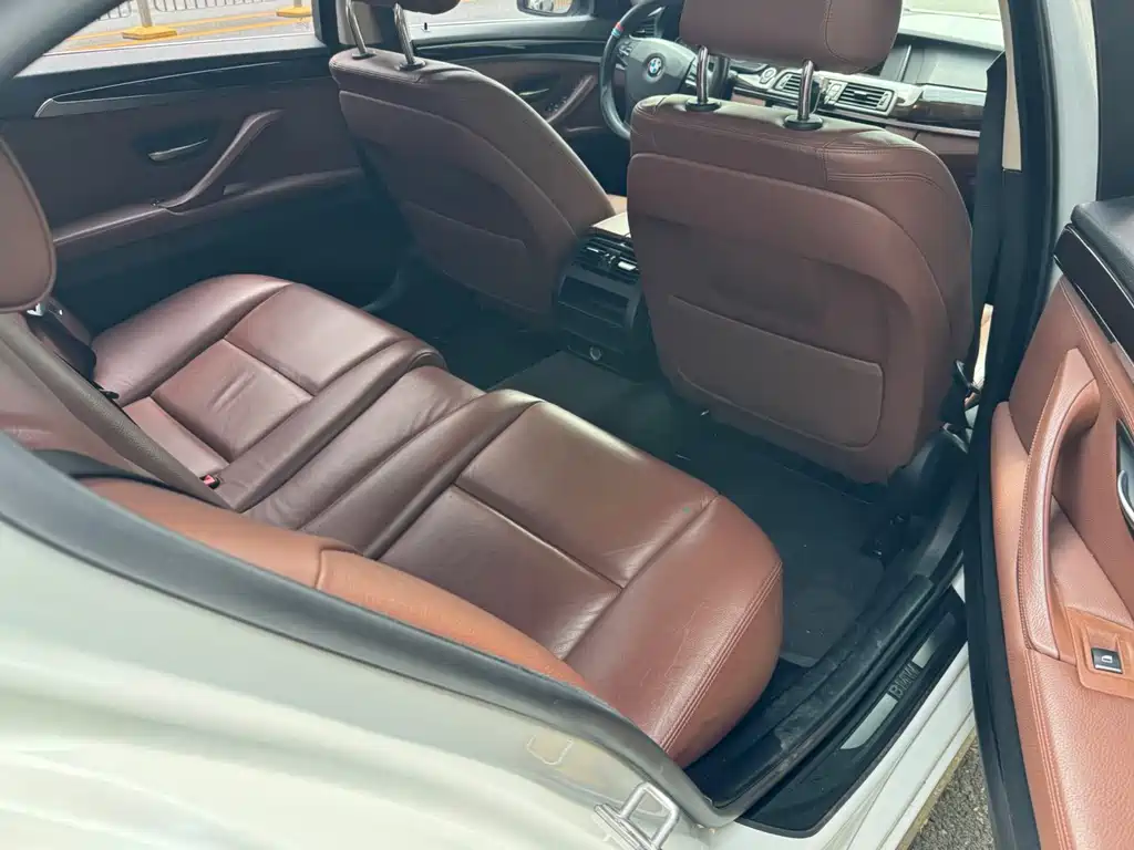 BMW 5 Series — миниатюра 8
