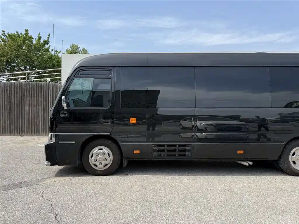 Toyota Coaster — миниатюра 3