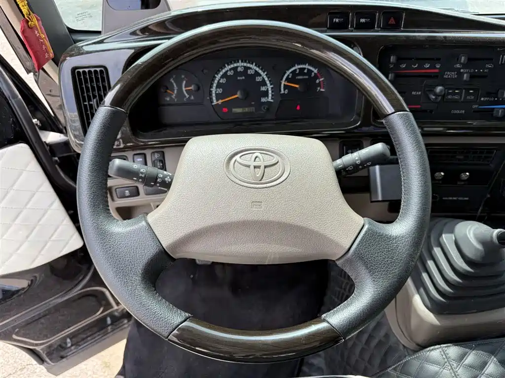 Toyota Coaster — миниатюра 12