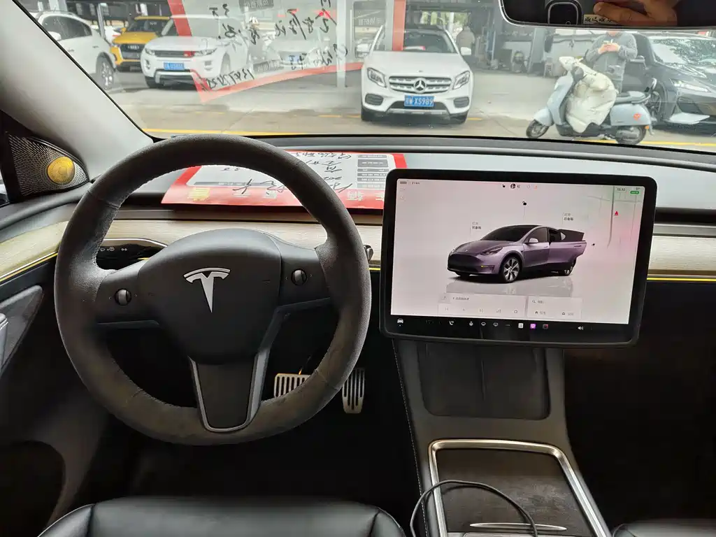 TESLA MODEL Y