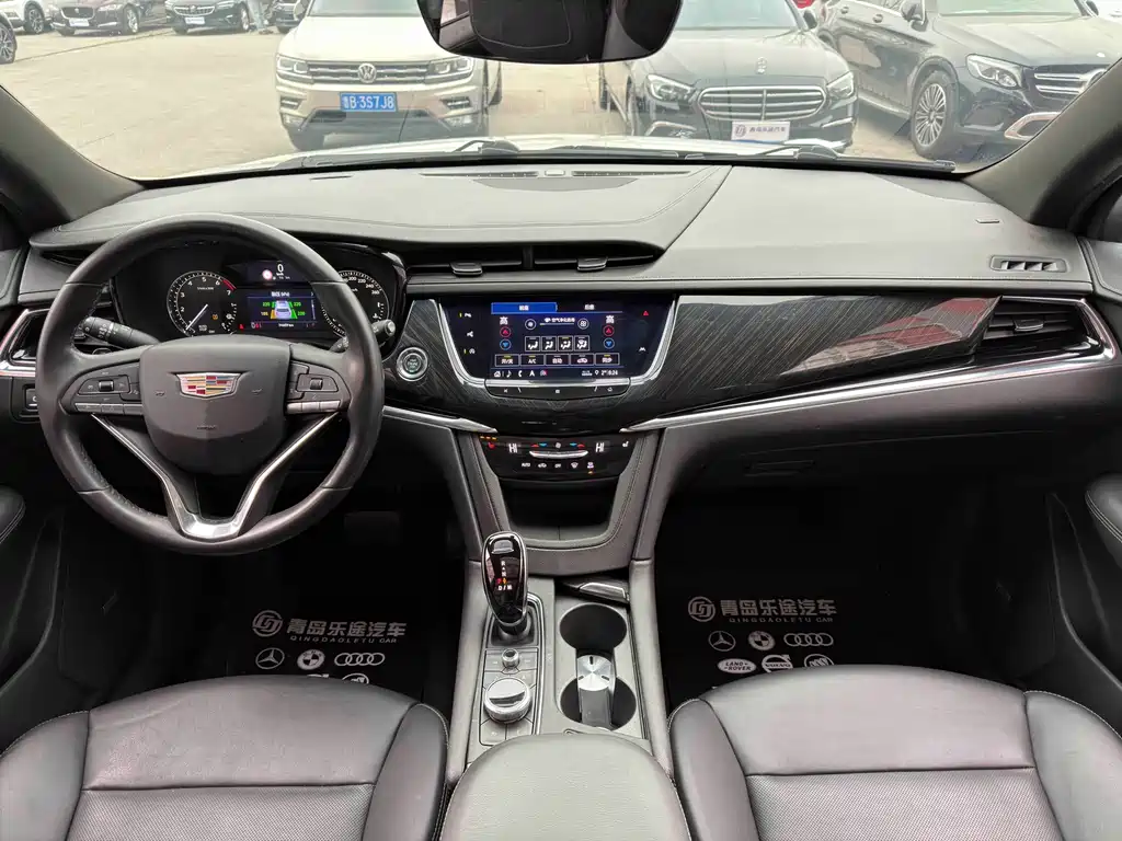 CADILLAC XT6