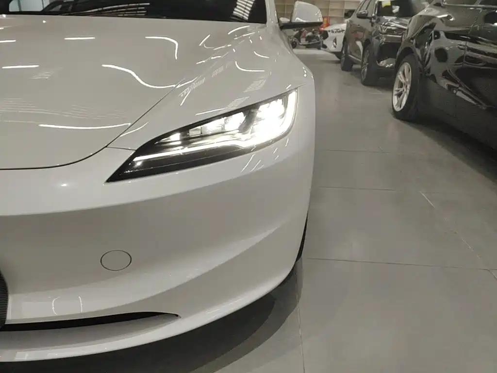 Tesla Model 3 — миниатюра 24