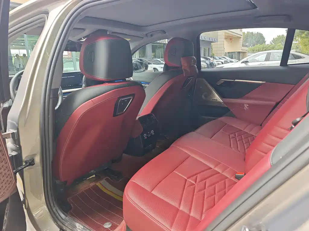 BMW 5 Series — миниатюра 7