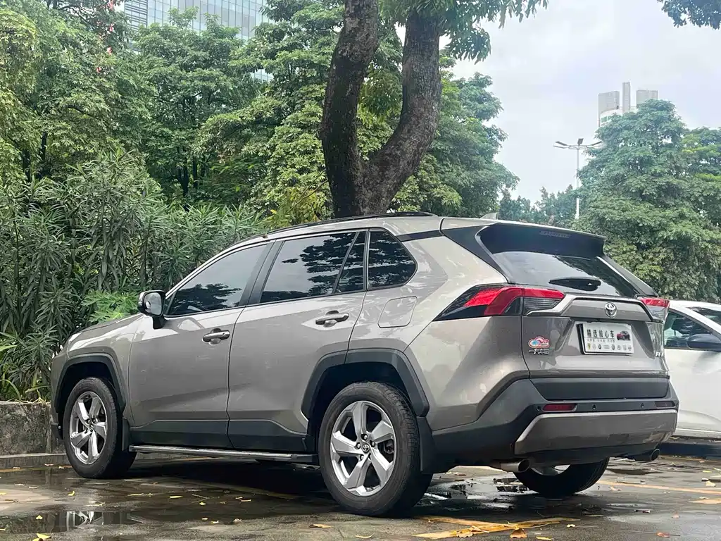 Toyota RAV4 — миниатюра 4