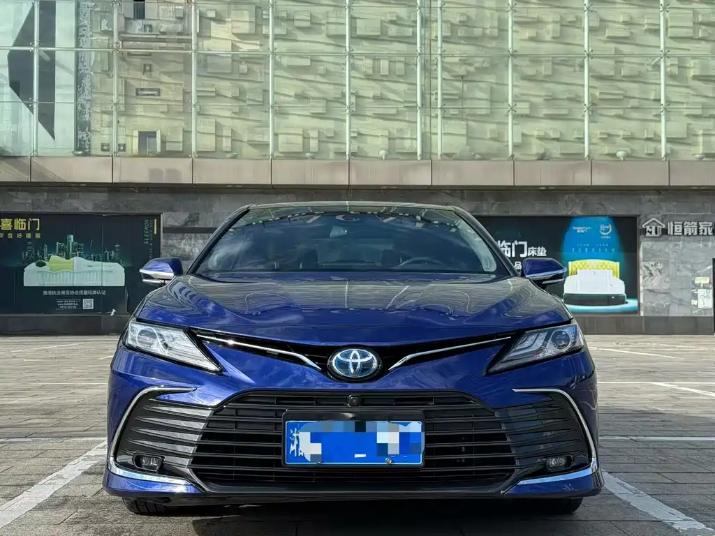 Toyota Camry - фото 2