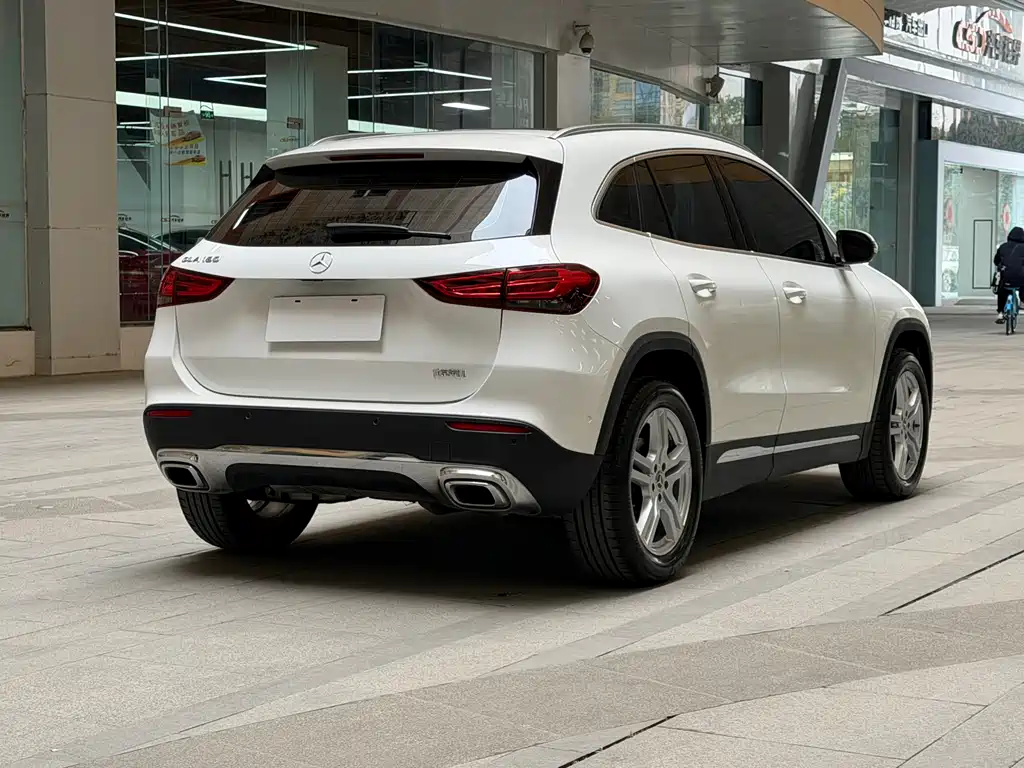 MERCEDES-BENZ GLA