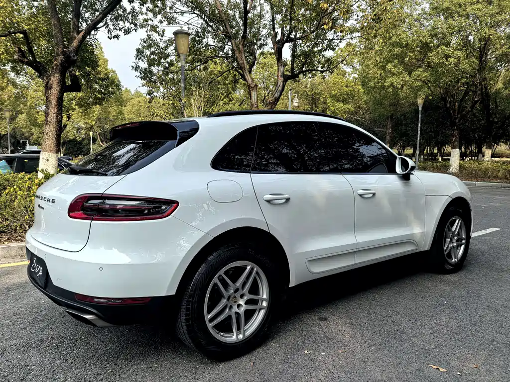PORSCHE MACAN