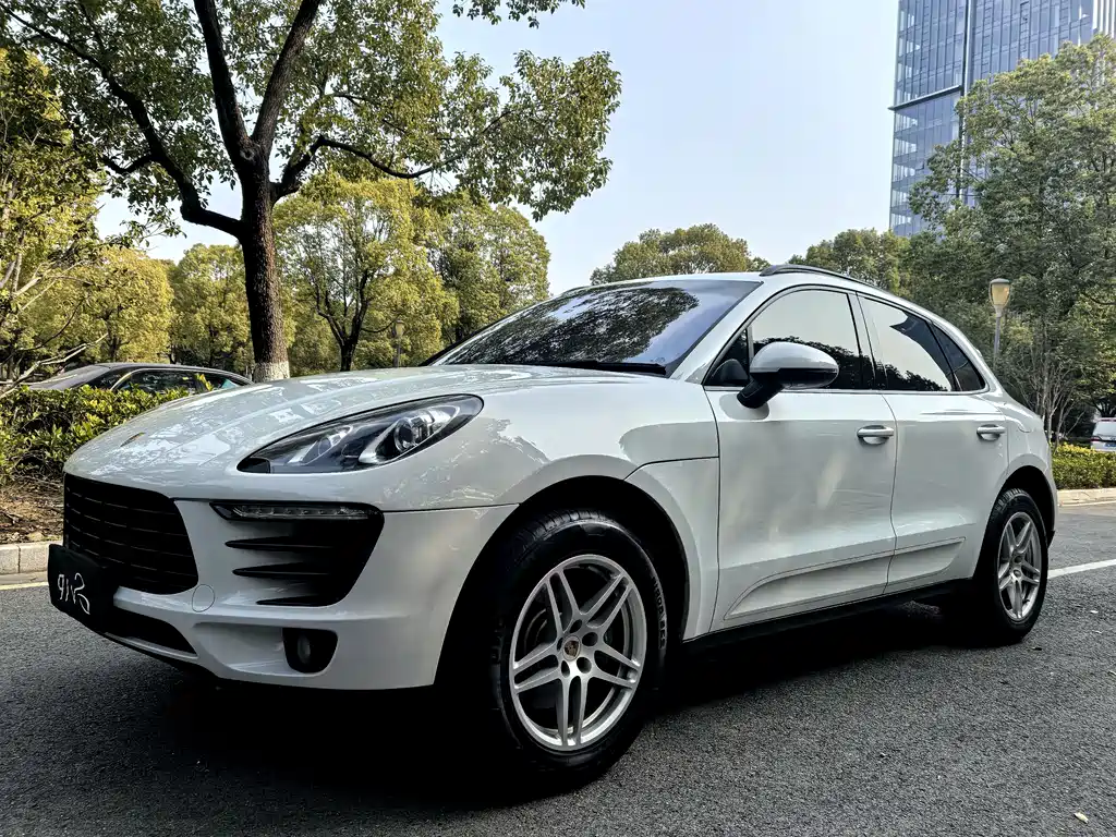 PORSCHE MACAN