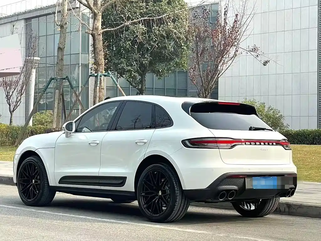 PORSCHE MACAN