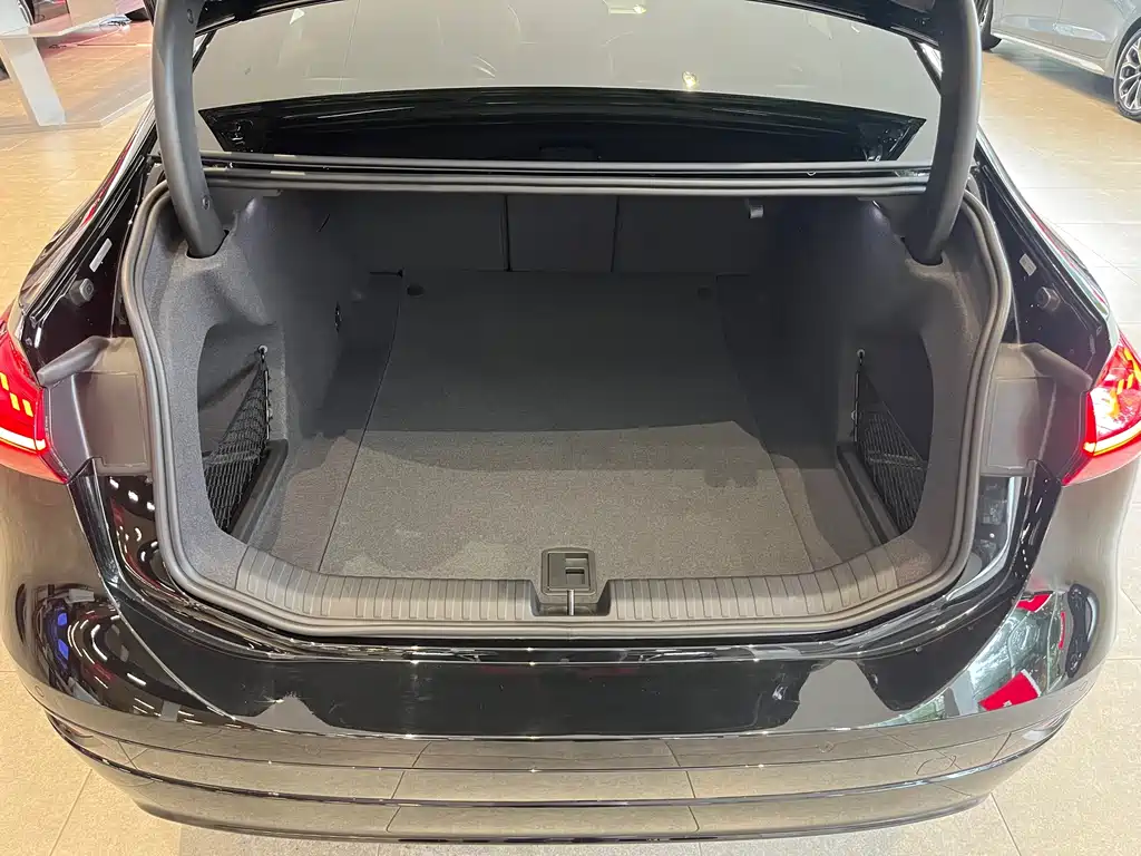 Audi A6L e-tron — миниатюра 12