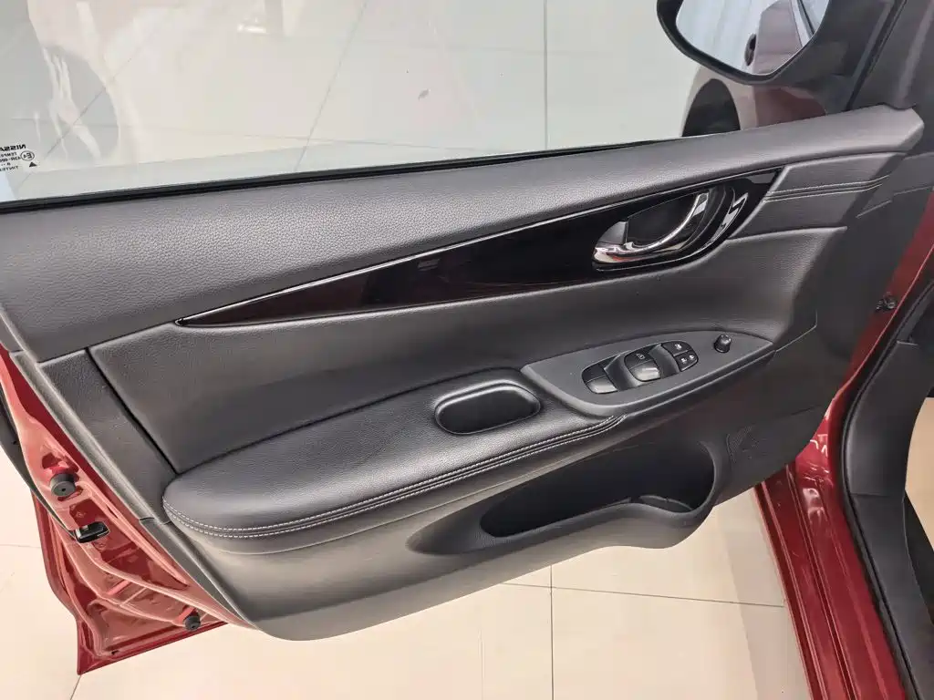 Nissan Tiida — миниатюра 7