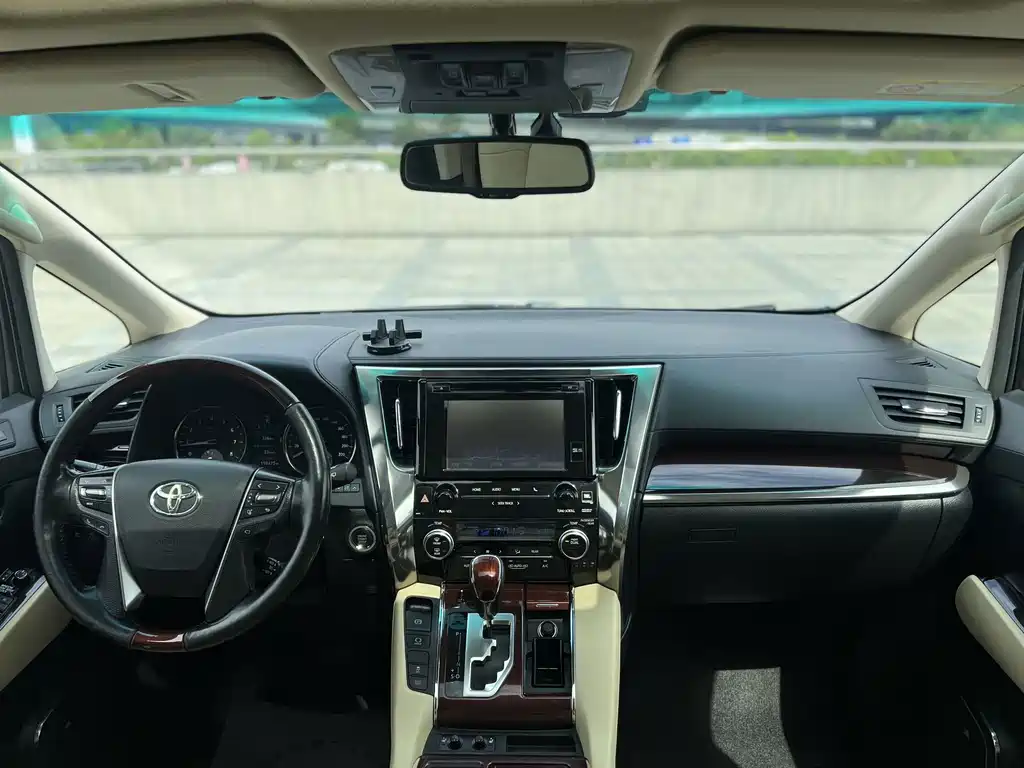 Toyota Alphard — миниатюра 11