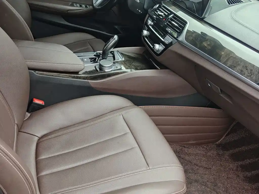 BMW 5 Series — миниатюра 9