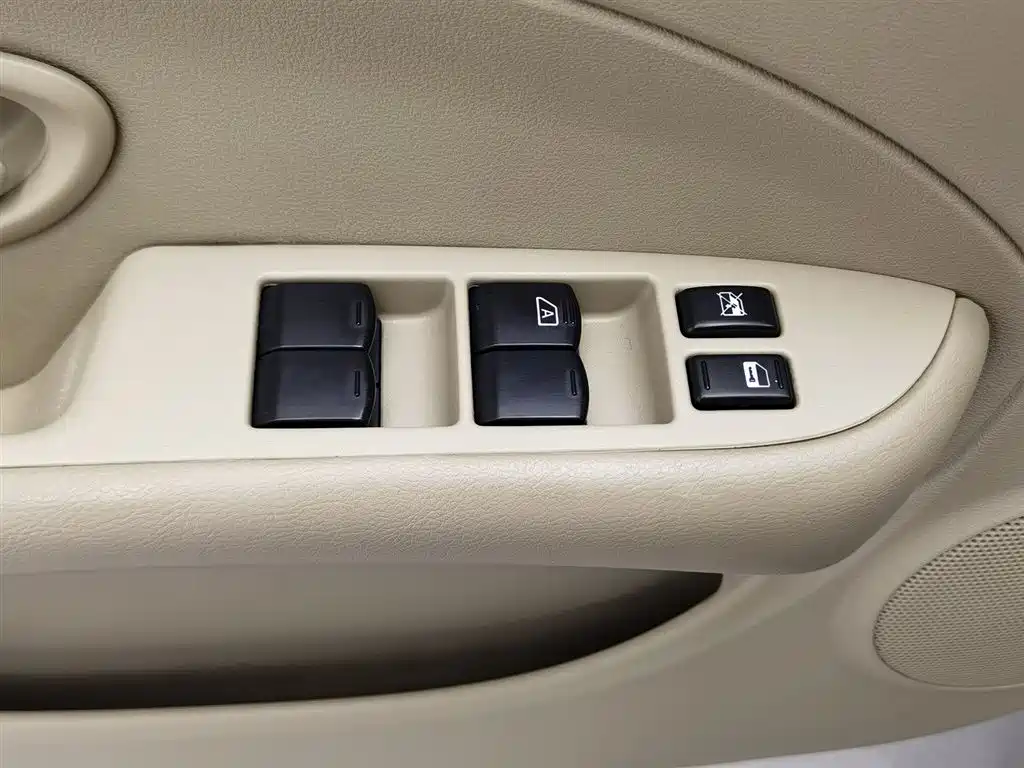 Nissan Sylphy 2012 1.6XL MT Luxury