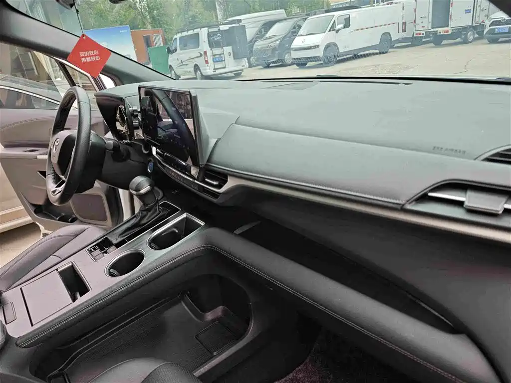 Toyota Sienna — миниатюра 12