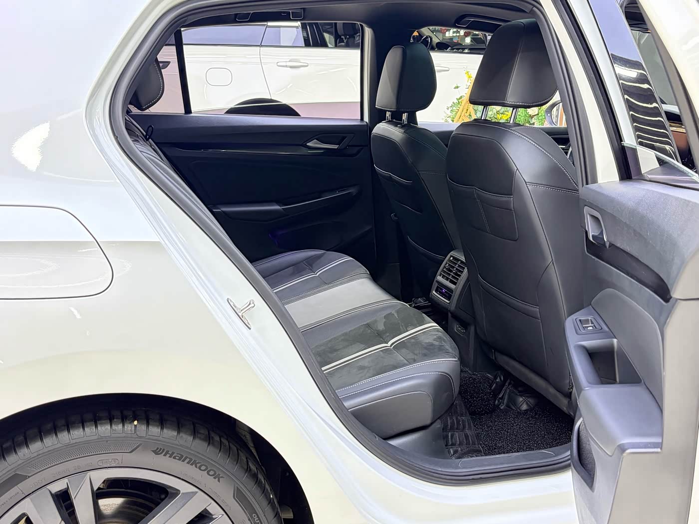 Volkswagen Golf 1.4 л 2021 г. Белый, пробег 31000 км