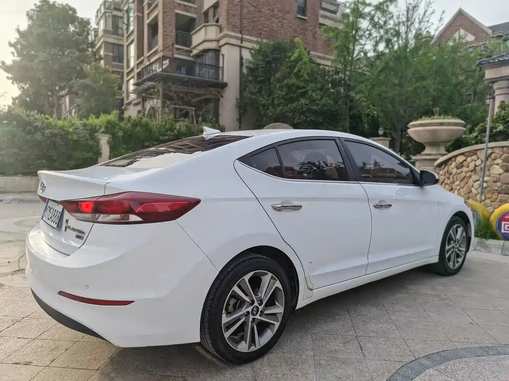 Hyundai Elantra — миниатюра 9