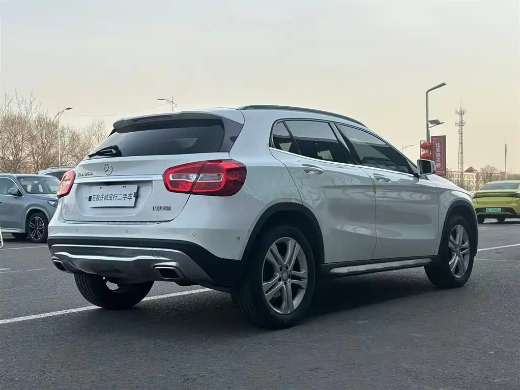 MERCEDES-BENZ GLA