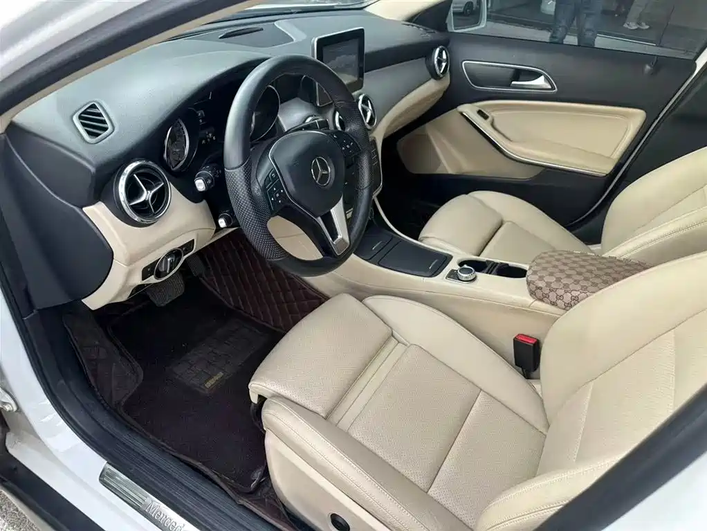 MERCEDES-BENZ GLA