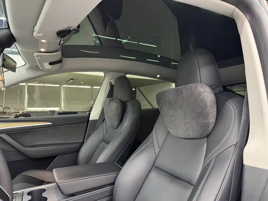 Tesla Model Y — миниатюра 8