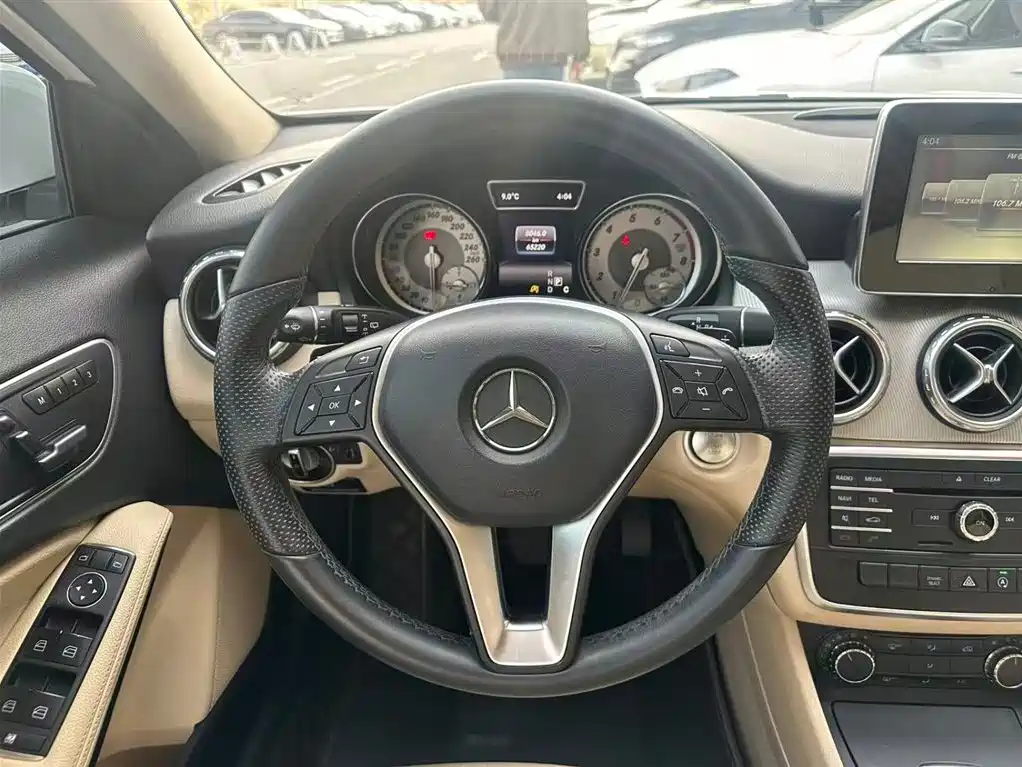 MERCEDES-BENZ GLA