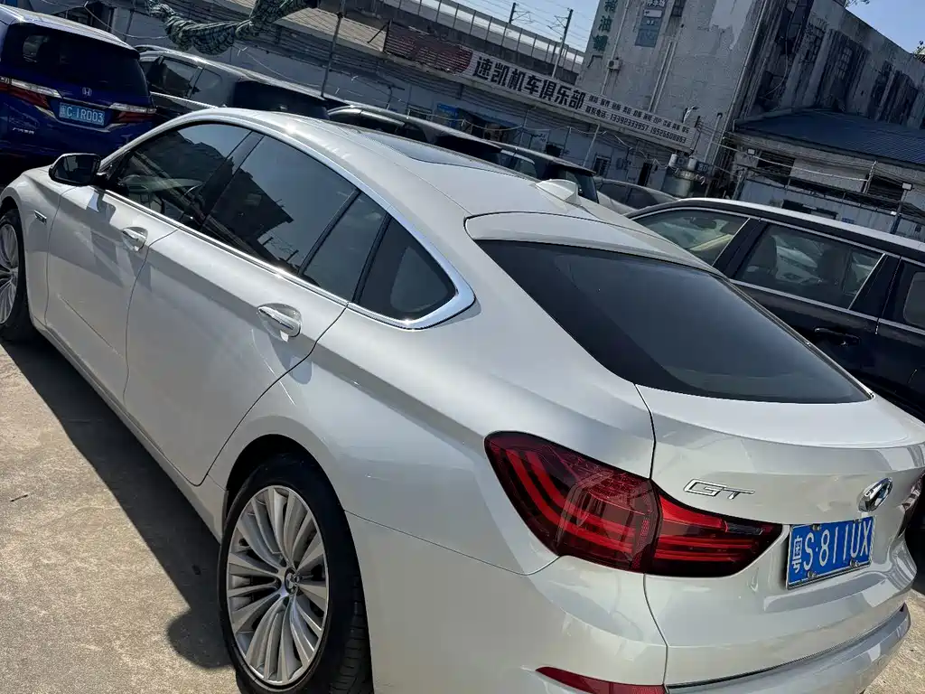 BMW 5 Series GT — миниатюра 6