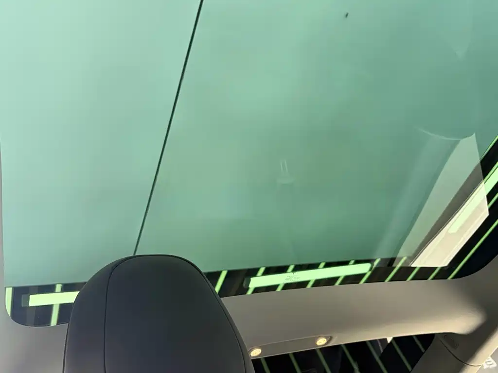 Tesla Model 3 — миниатюра 15