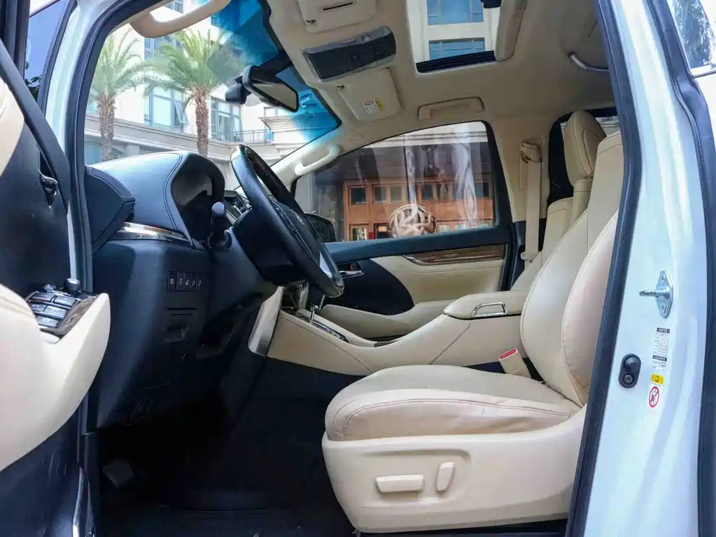 Toyota Alphard — миниатюра 11