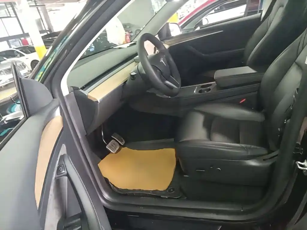 Tesla Model Y — миниатюра 16