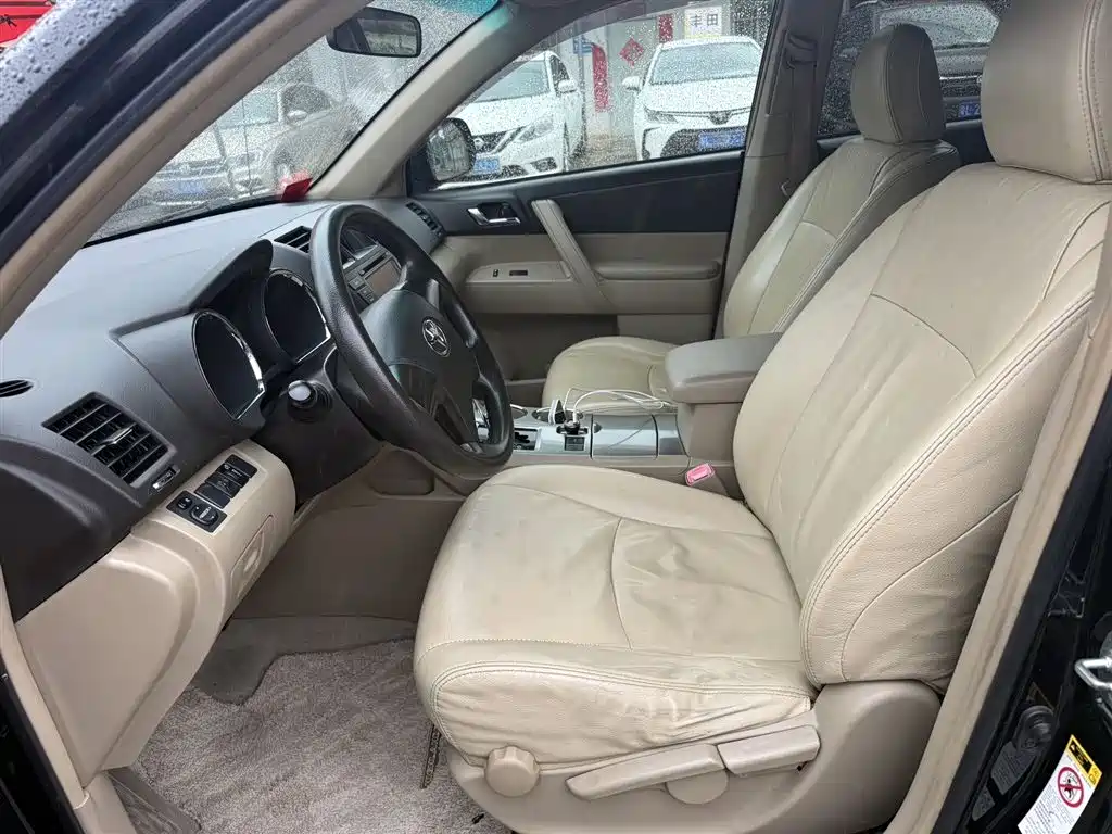 Toyota Highlander 2012 2.7L 5 мест Elite