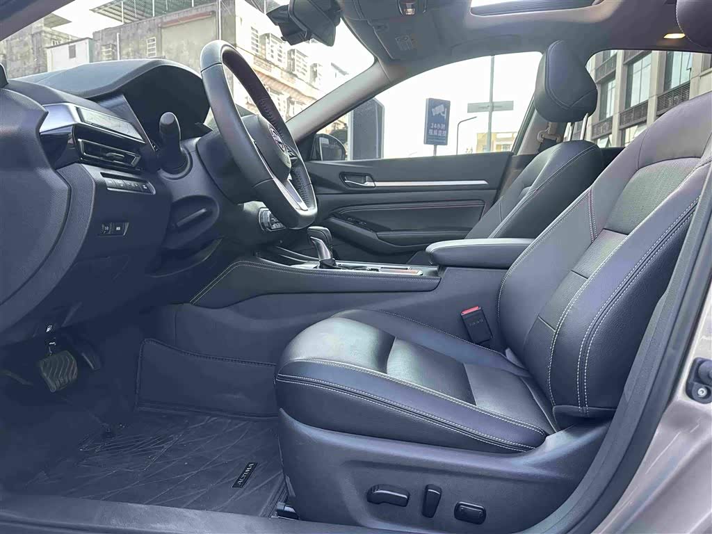Nissan Teana 2.0 л 2024 г. Серебристо-серый, пробег 11000 км