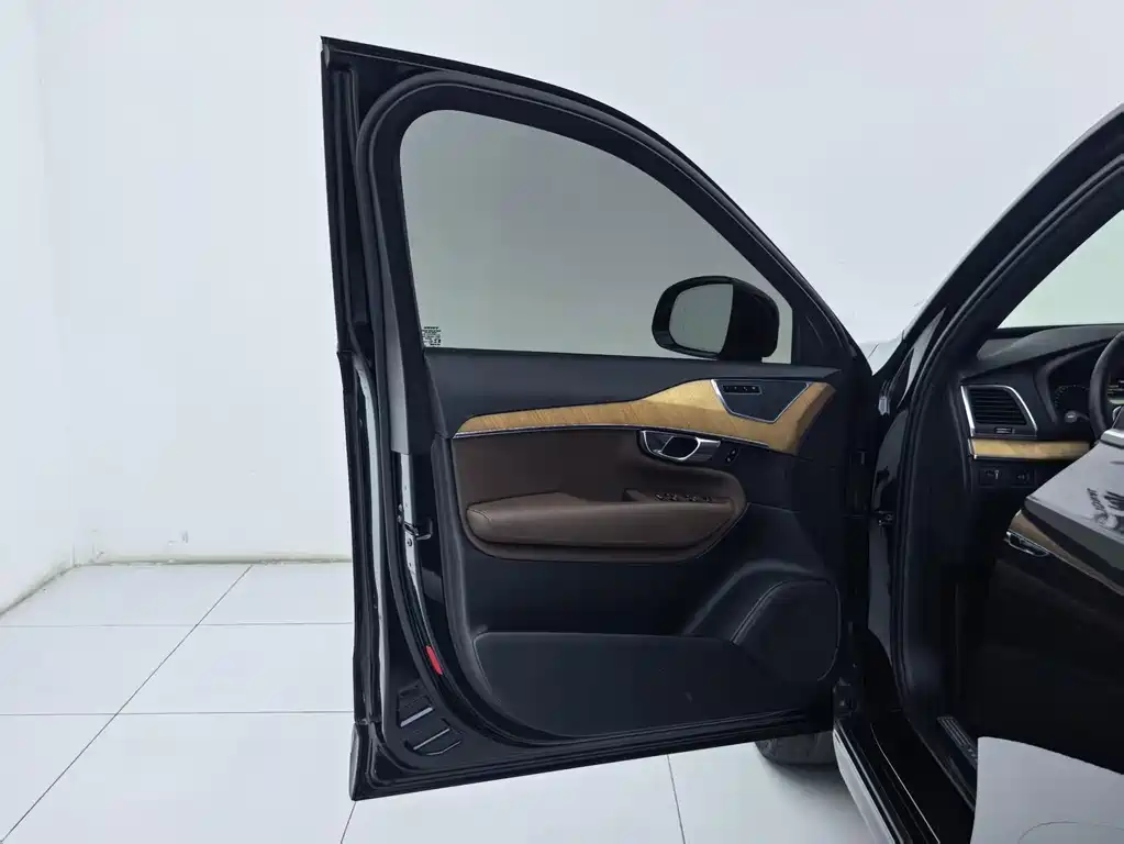 Volvo XC90 — миниатюра 26