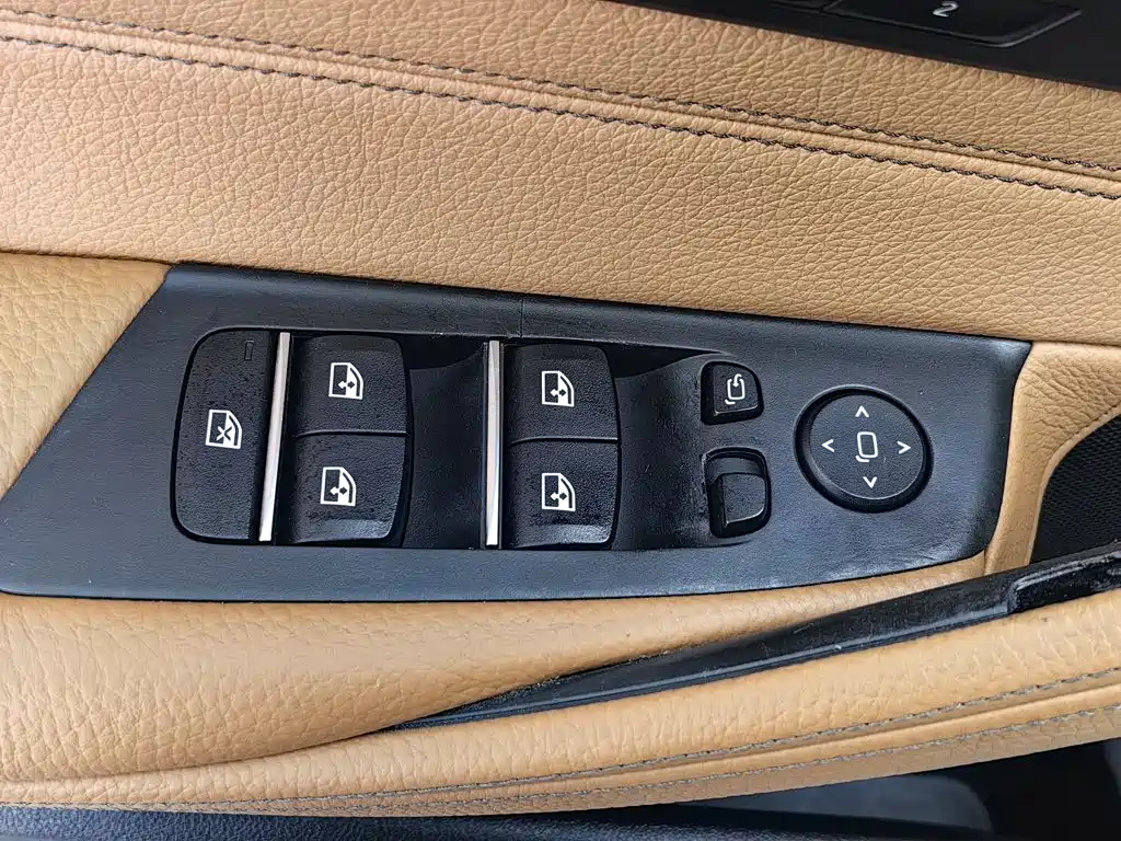 BMW 5 Series — миниатюра 9