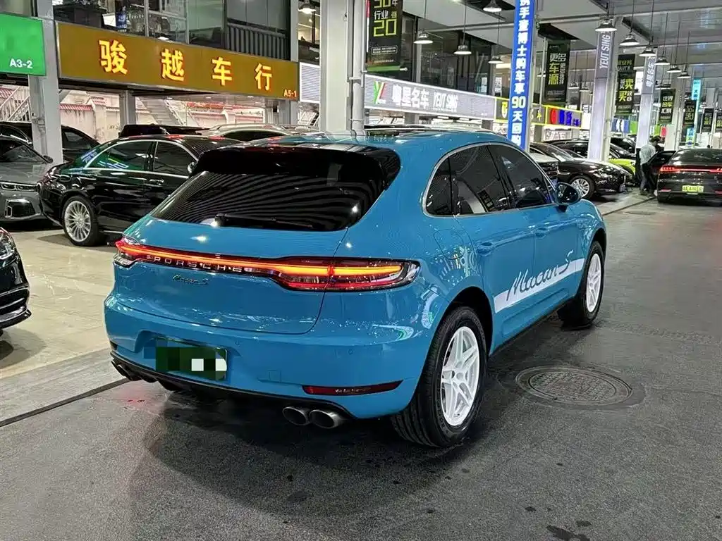 PORSCHE MACAN