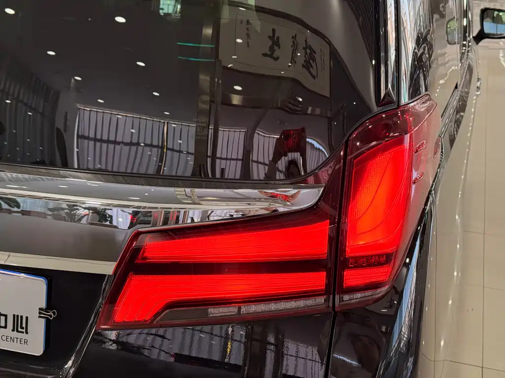 Toyota Alphard — миниатюра 9