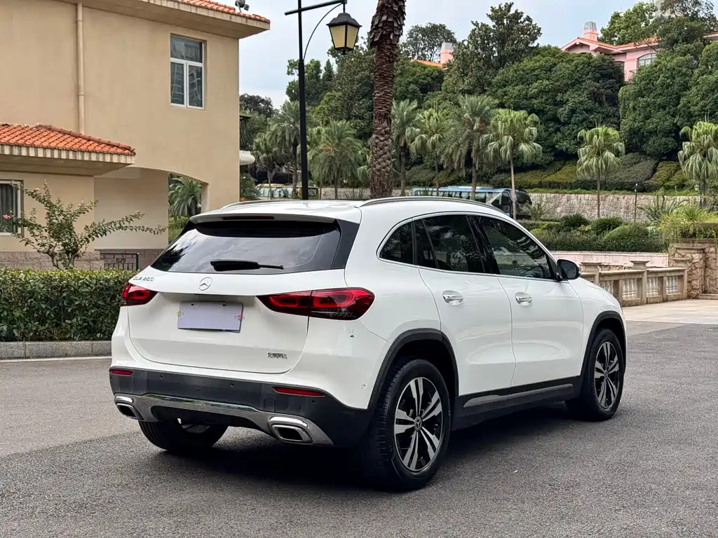 MERCEDES-BENZ GLA