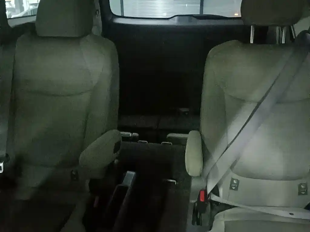 Toyota Sienna — миниатюра 14