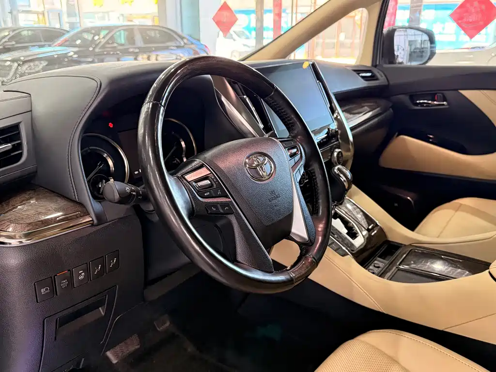 Toyota Alphard — миниатюра 10