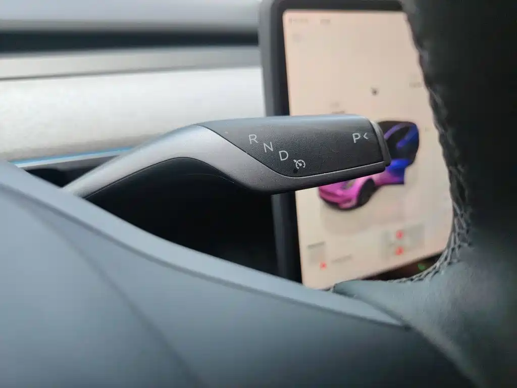 Tesla Model Y — миниатюра 15