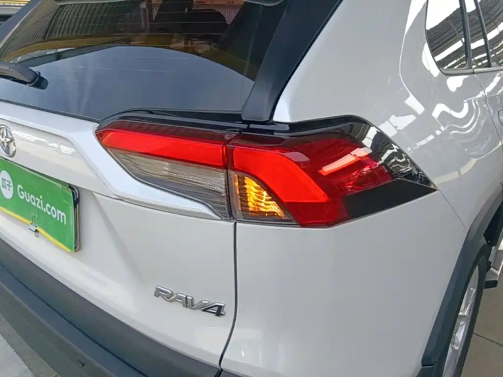Toyota RAV4 — миниатюра 8
