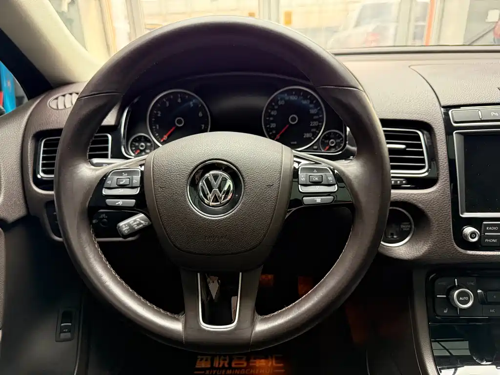 VOLKSWAGEN TOUAREG