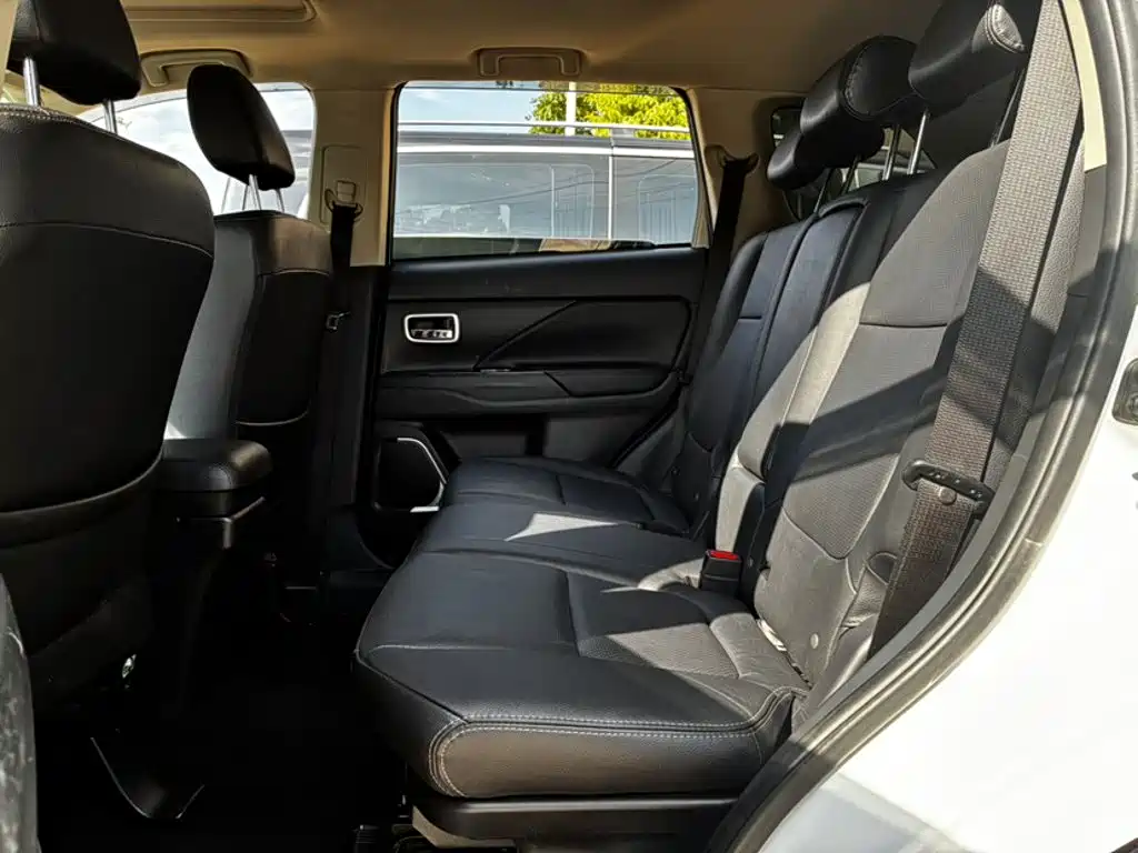 Mitsubishi Outlander — миниатюра 15