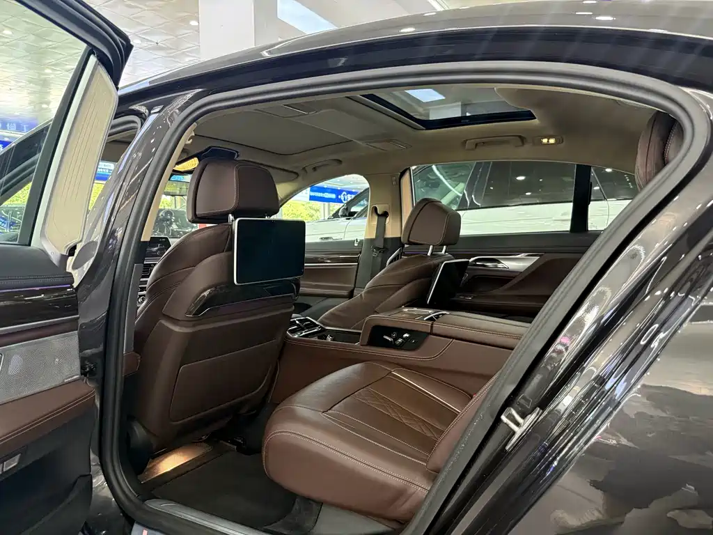 BMW 7 Series — миниатюра 15