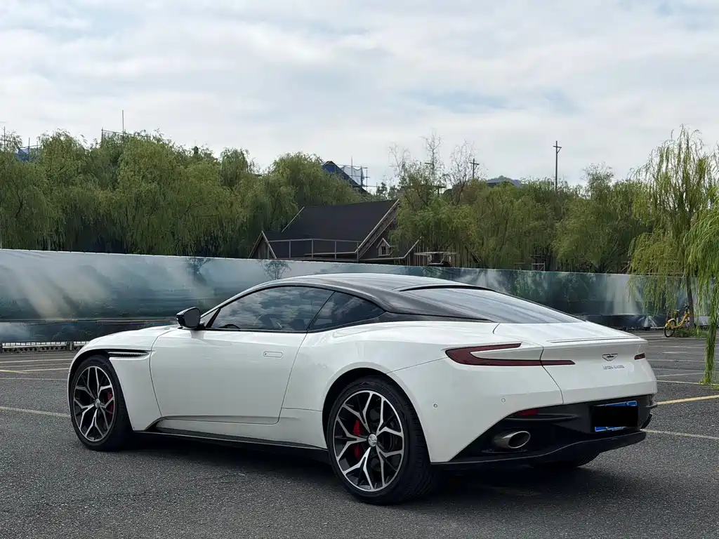 Aston Martin DB11 — миниатюра 5