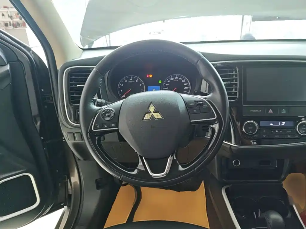 Mitsubishi Outlander — миниатюра 11