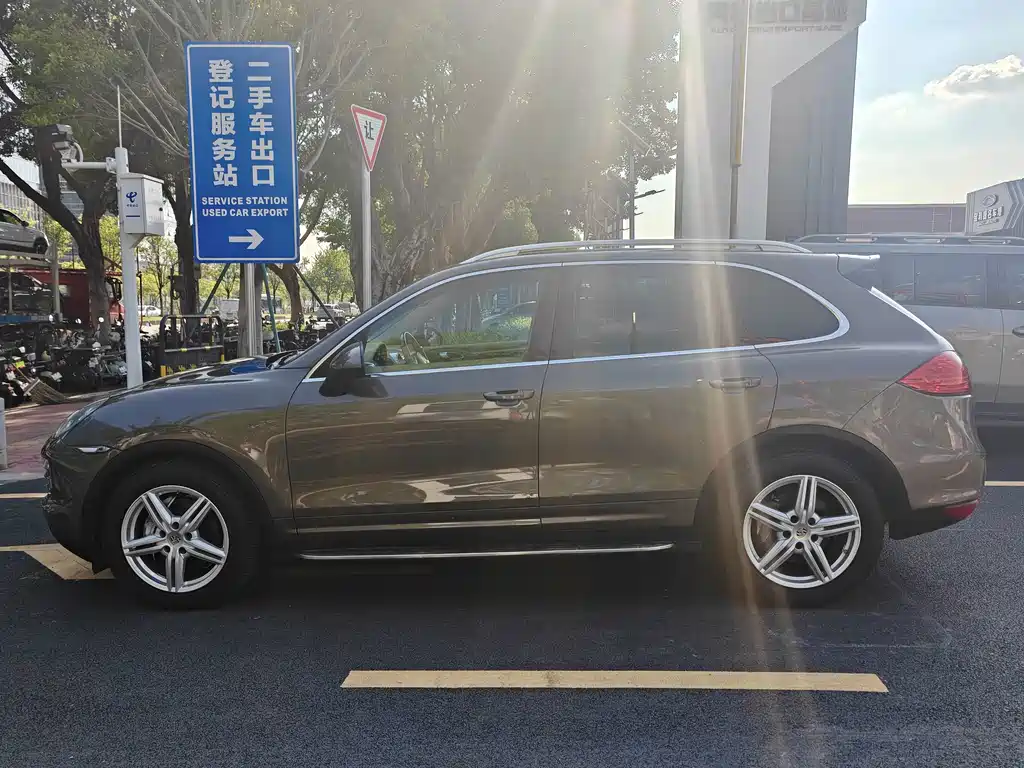 Porsche Cayenne — миниатюра 7